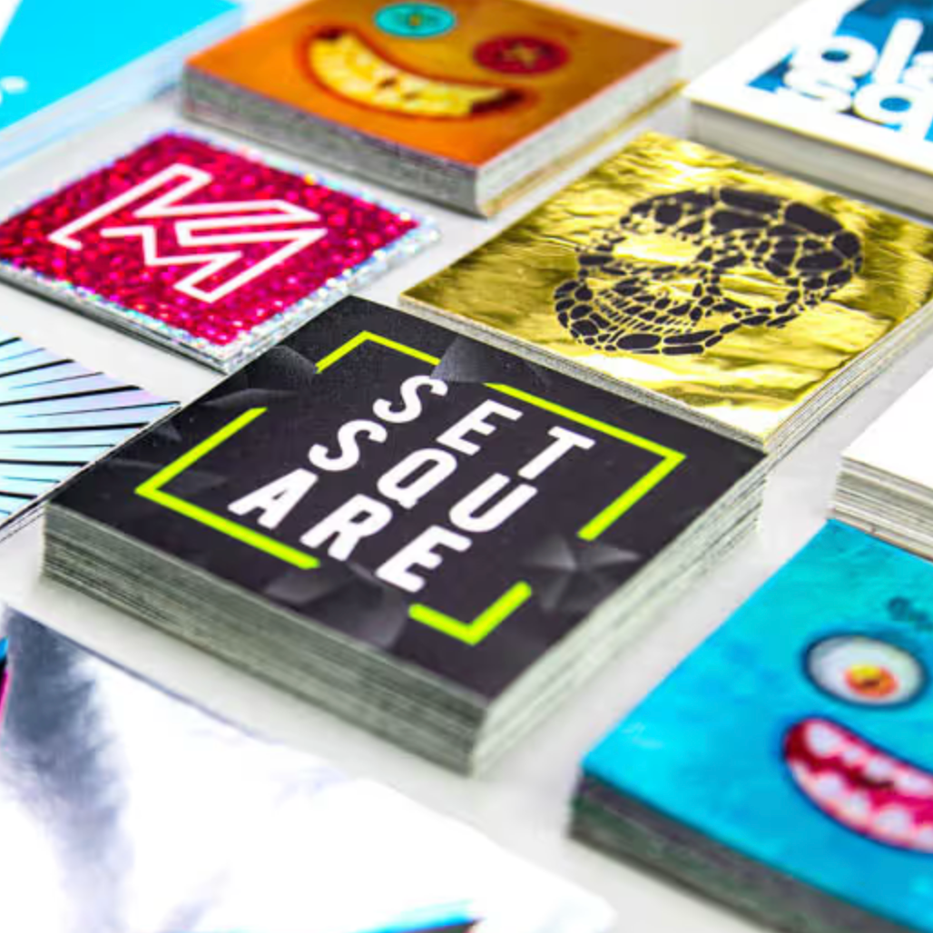 stapels met vierkante stickers